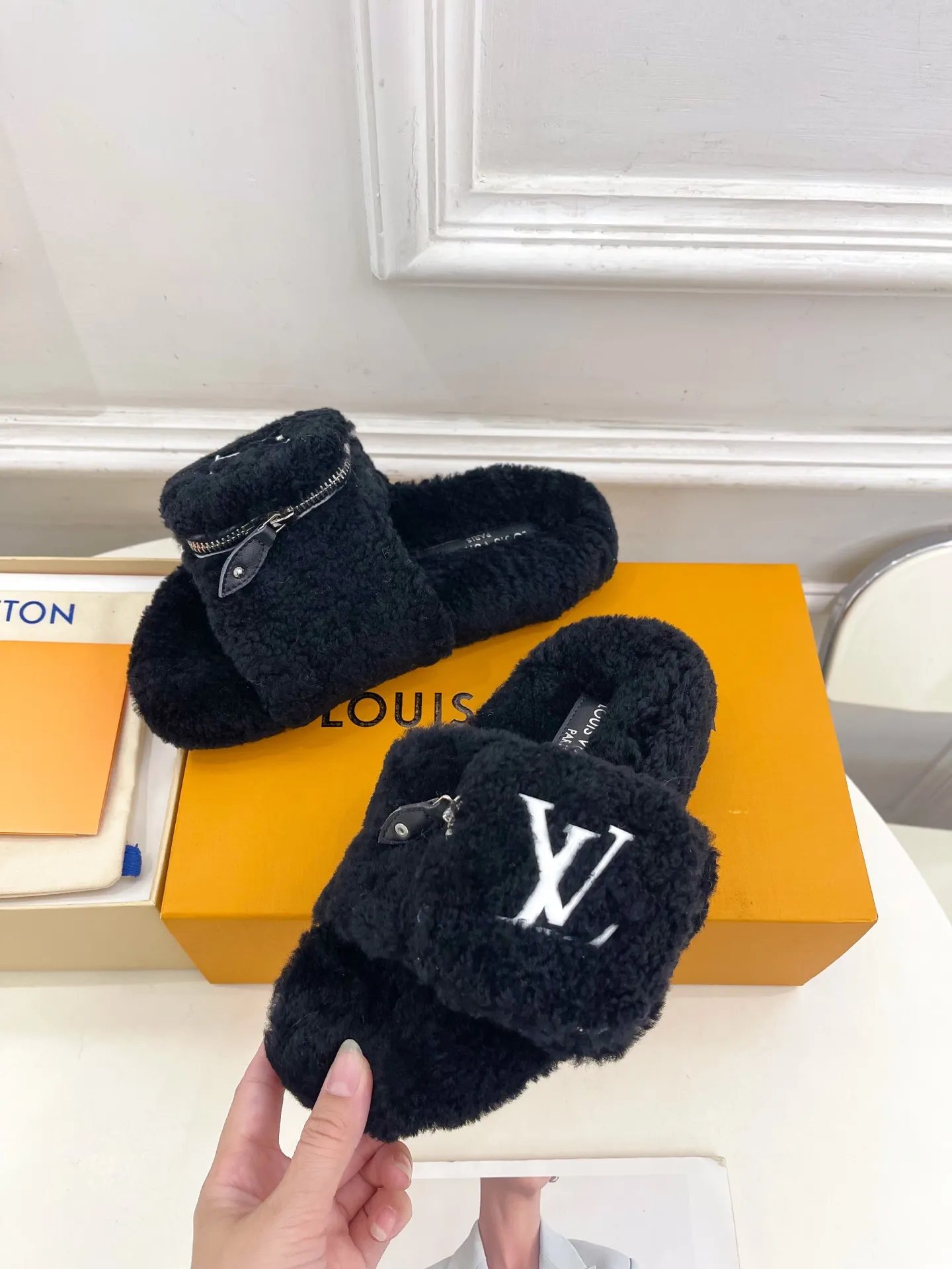 👟👟Ex-factory price 480👟👟 | Louis Vuitton 25𝐬𝐬 🧡💚2025 spring and summer new style top version⚠️ The counter features the latest LV wallet fur slippers, new hard goods🆕 ❥BS purchasing level! Full of high-end feel! A popular model among bloggers at home and abroad, it’s retro and fashionable and looks amazing on your feet! Mainly recommended model on the official website★ ━━━━━ ЅᏇєєt ━━━━━ ▪️Upper: Original custom-made wool ▪️Lining: imported goat hair lining ▪️Outsole: Original custom-made non-slip outsole ▪️Heel height: flat ▪️Shoe size: 35-39 (40.41.42 customization is not returnable)